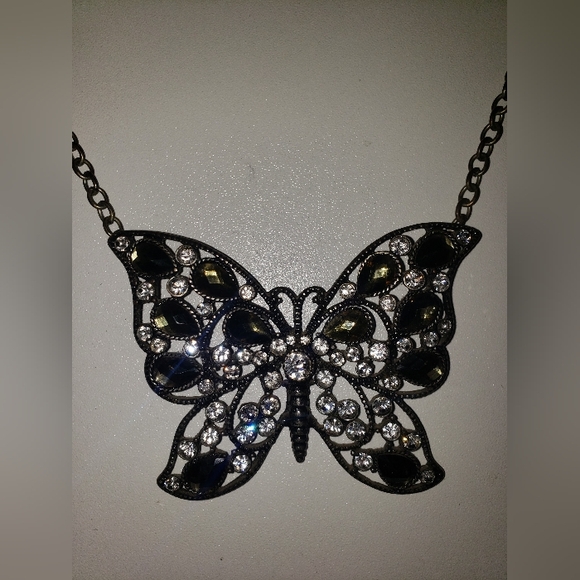 Vintage butterfly necklace - Picture 2 of 10